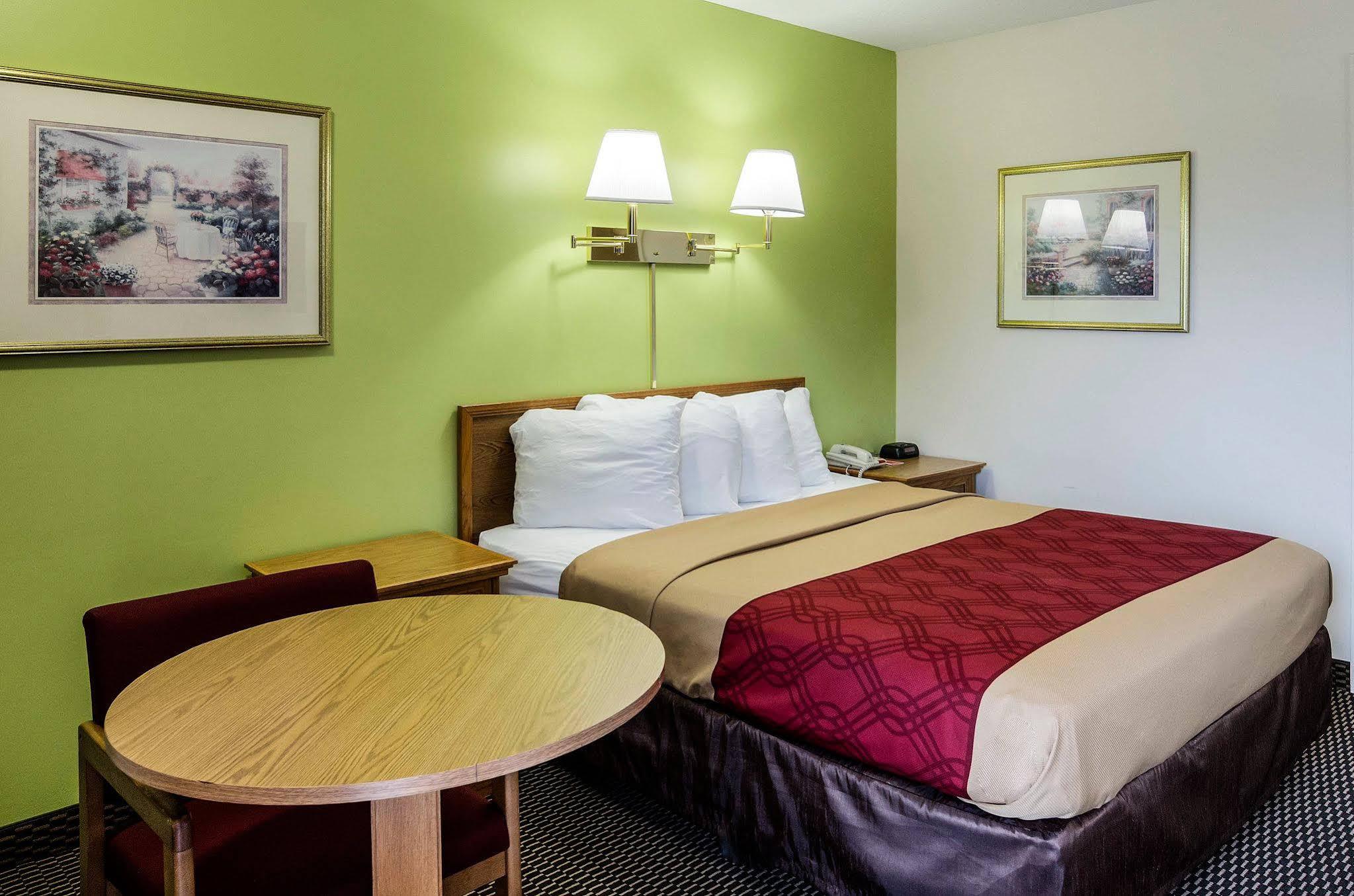 Econo Lodge University Лоренс Экстерьер фото