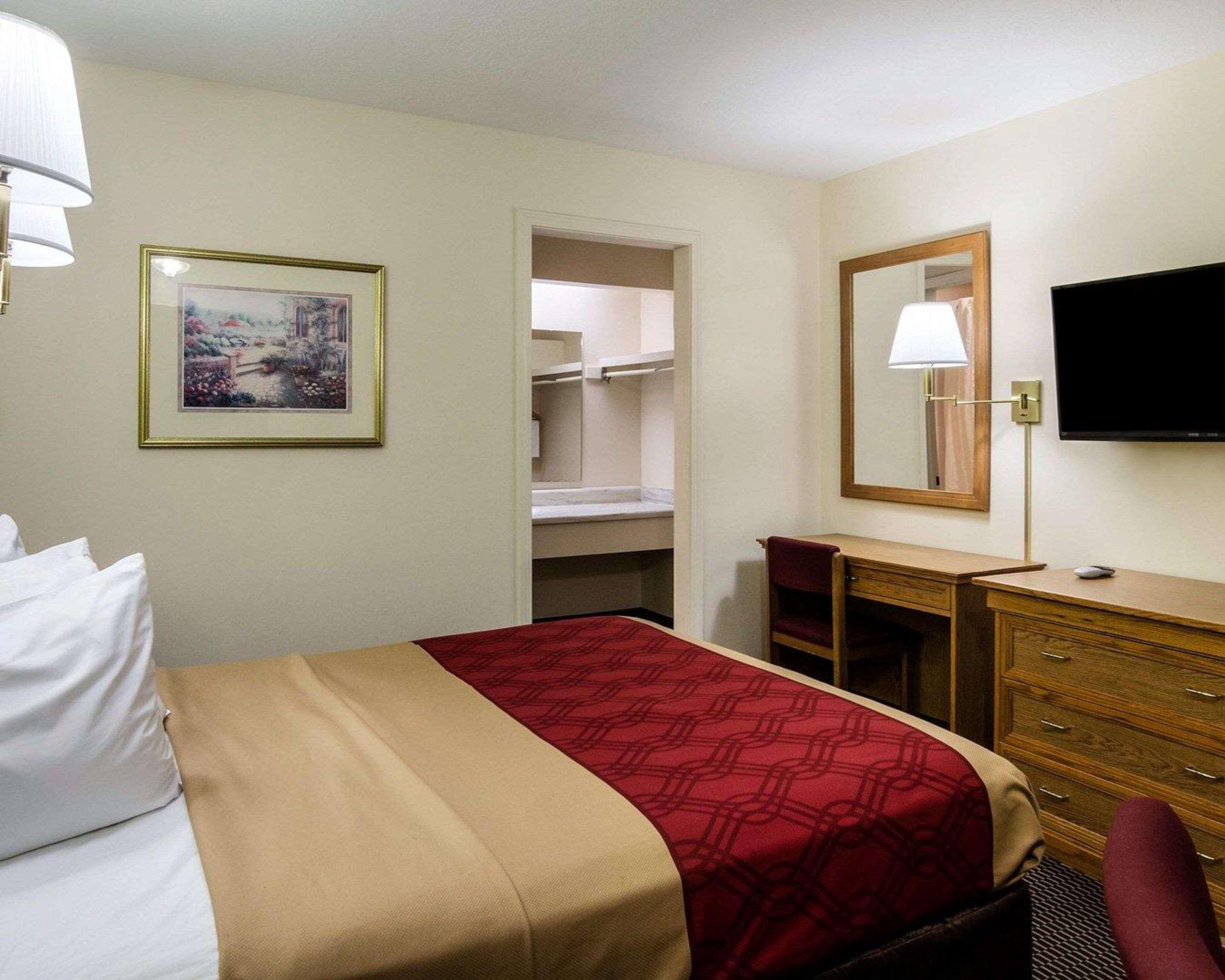 Econo Lodge University Лоренс Экстерьер фото