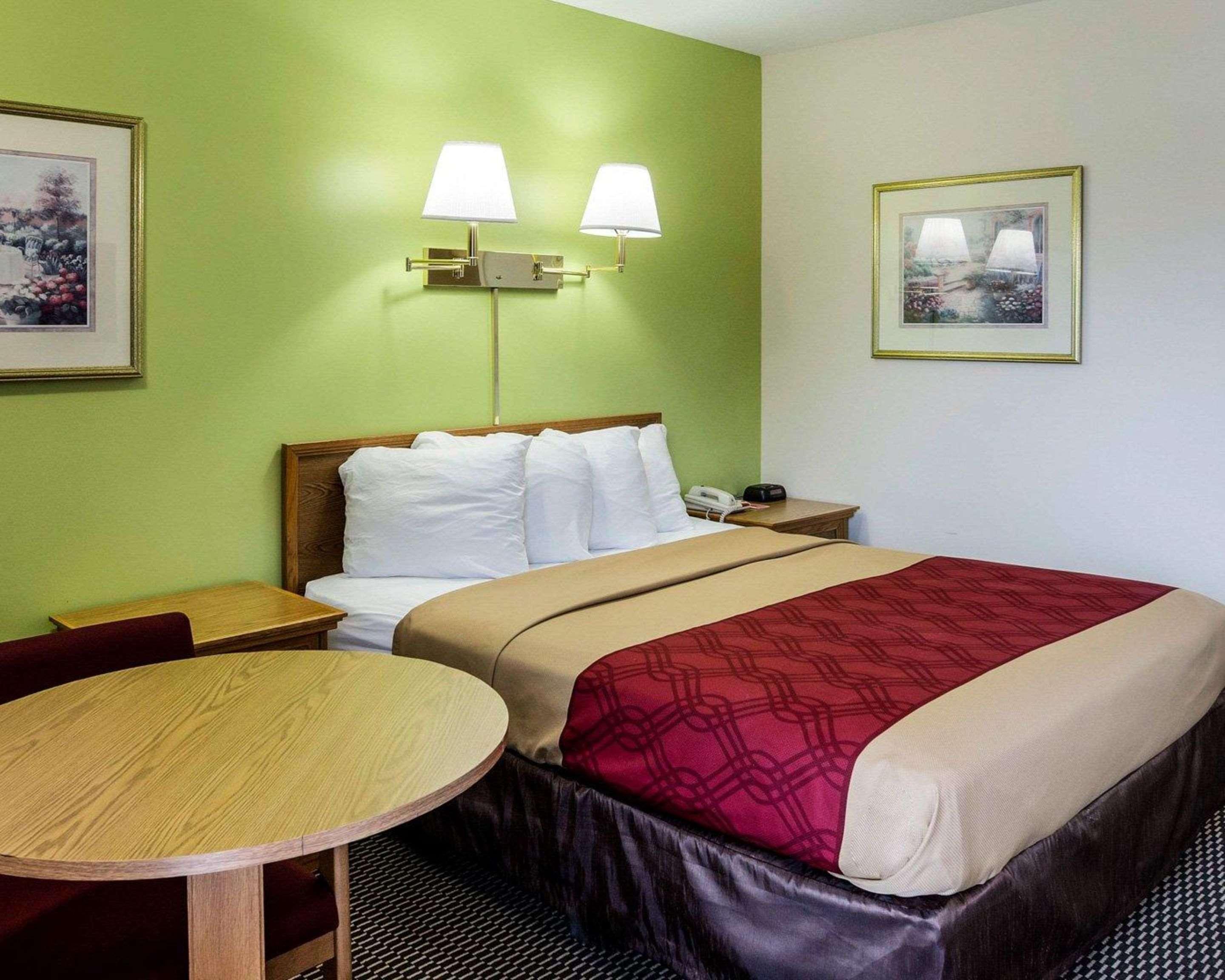 Econo Lodge University Лоренс Экстерьер фото