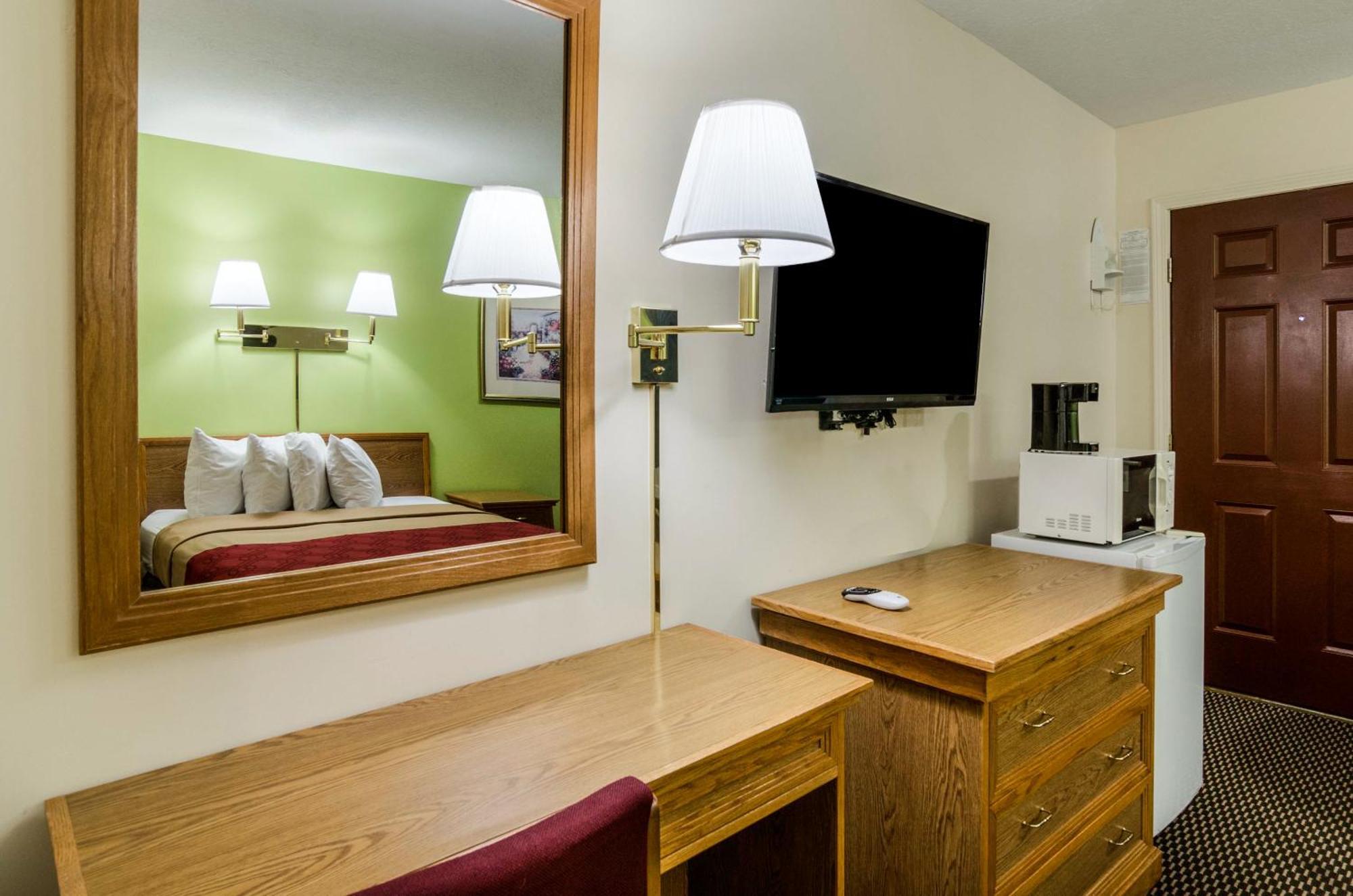 Econo Lodge University Лоренс Экстерьер фото